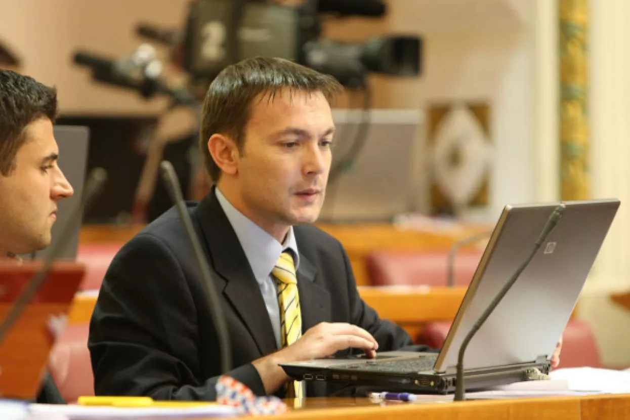Za 10.000 državnih službenika otkazi do kraja godine