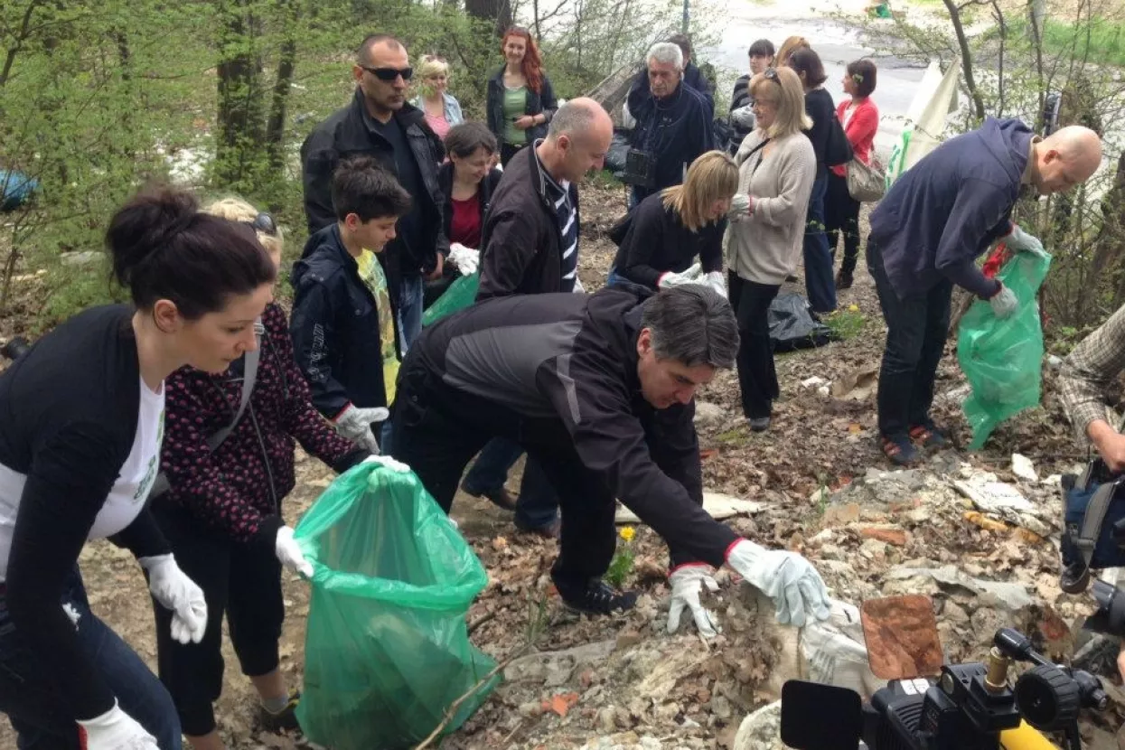 FOTO: Kako to izgleda kada se Vlada primi či&scaron;ćenja