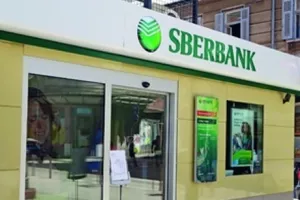 Uplatom sitnog novca i upitima članovi Udruge Franak blokirali poslovnicu Sberbank u Var&scaron;avskoj