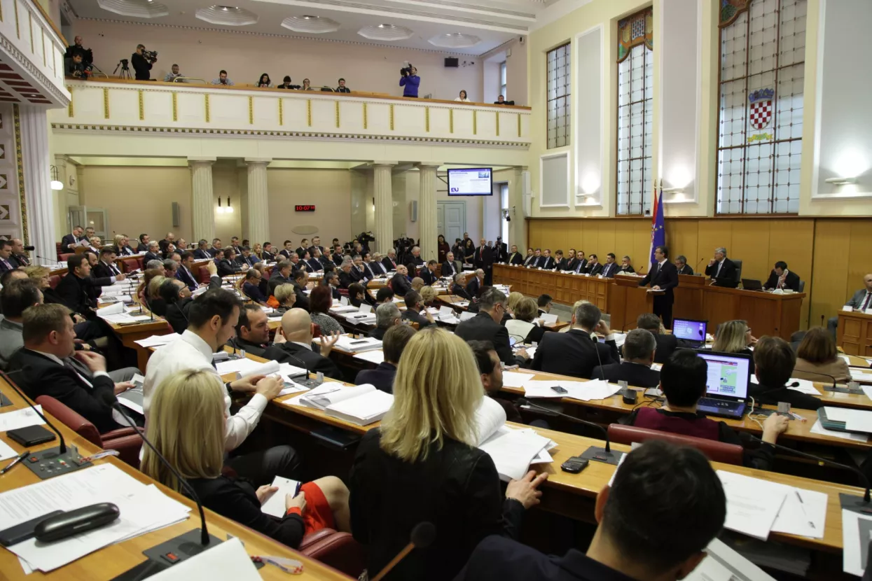 SDP-ova artiljerija prvo 'rešetala' novog, a onda bivšeg predsjednika vlade