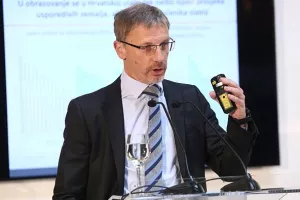 Vujčić: ulazak Hrvatske u eurozonu smanjio bi kamatne stope i premije rizika