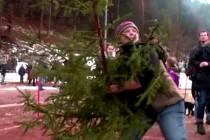 VIDEO: Pobjedničko božićno drvce bačeno 22,47 metara u dalj