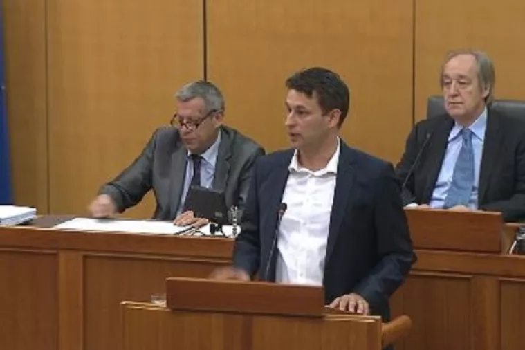 Petrov o vladajućima: Čuvaju se fotelje, o važnim temama se ne raspravlja
