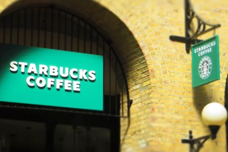 Starbucks zatvara 8000 kafića zbog diskriminacije