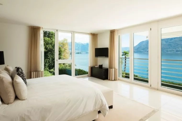 Država prodaje hotel Hrvatska i daje u zakup nekretnine na Smokvici