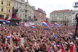 Autobus s Vatrenima puže prema Trgu