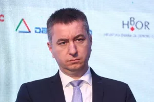 Peruško:&nbsp;Slovenija kroz banku koju kontrolira, namjerno krši zakone EU-a&nbsp; te radi pritisak na Agrokor i Fortenova Grupu