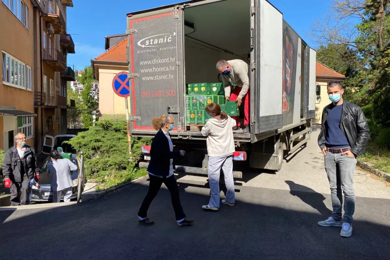 Hrvatski rotarijanci i 'Stanić Beverages' donirali 13.000 litara sokova bolnicama i Zagrepčanima koji su pretrpjeli&nbsp;potres