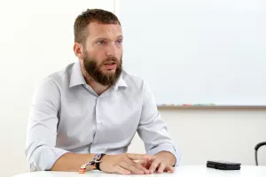 ELECTROCOIN: I dok tržište pada, njegovi prihodi znatno rastu