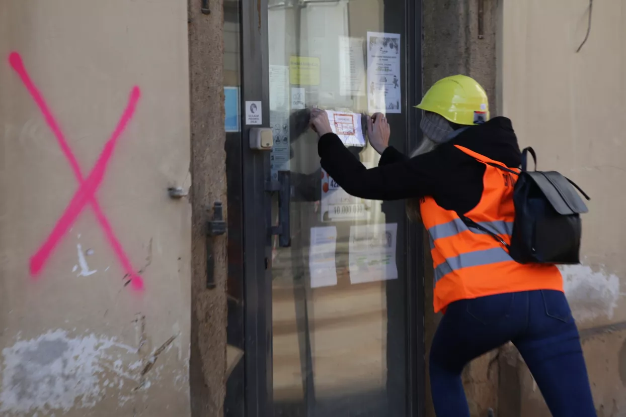 Područje Sisačko-moslavačke županije nastradalo od potresa, Petrinja. Statičarka postavlja oznaku o stupnju oštećenja