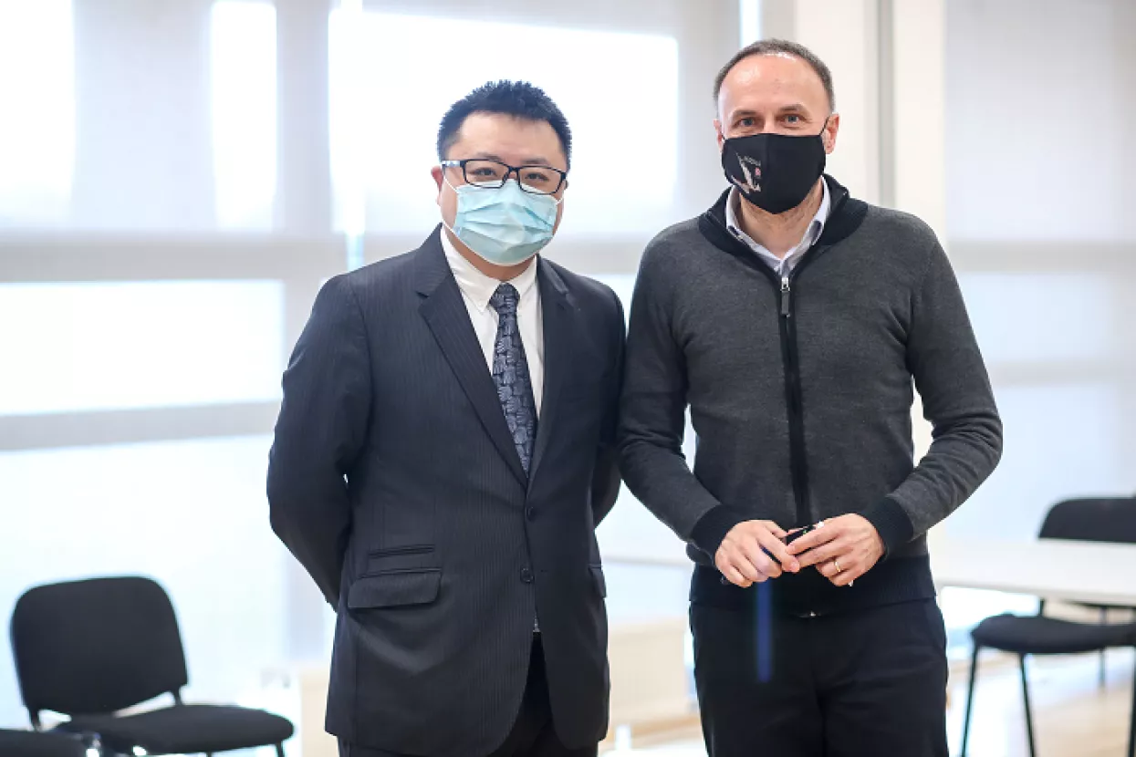 Huawei Technologies donirao tablete i knjige školama u potresom pogođenim područjima Sisačko-moslavačke županije