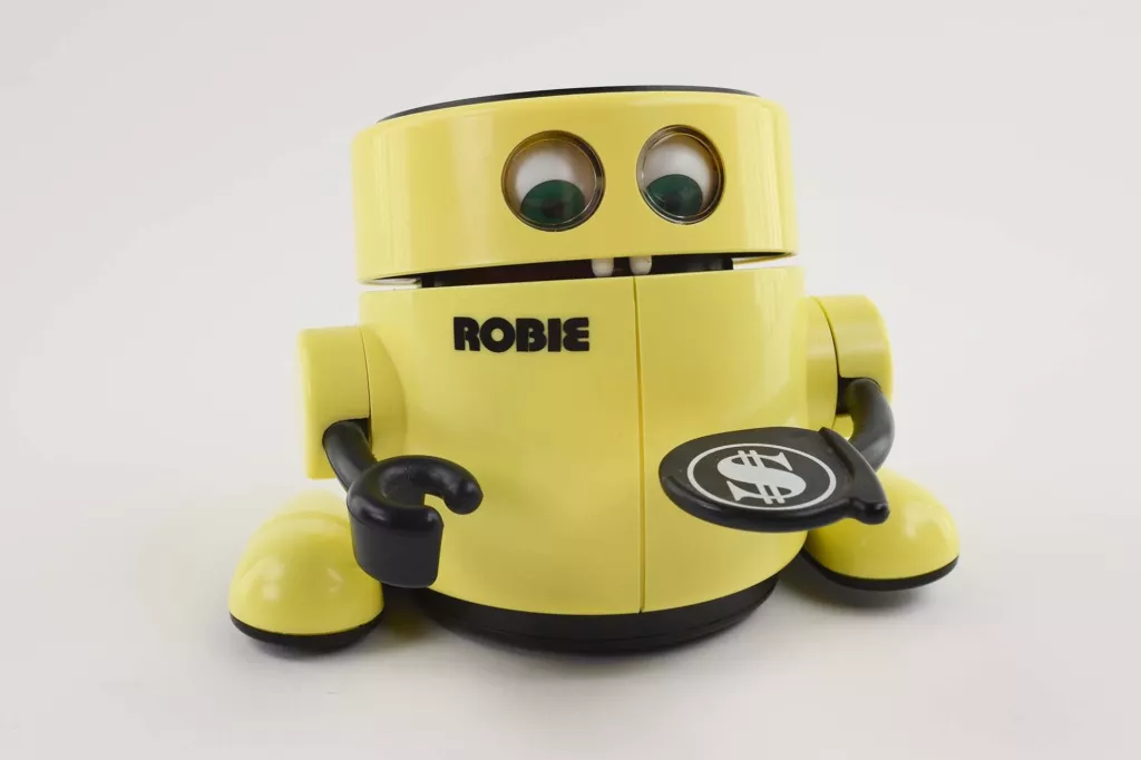 Robbie Robot pomaže oboljelima od demencije tako što prepoznaje izraze lica i pokrete tijela koji odaju njezine simptome, depresivnost i agresivnost, te smiruje dementne osobe posebno uvježbanim tehnikama i pušta im umirujuću glazbu. Ovog robota pogonii umjetna inteligencija i prilagodljiv je svim generacijama