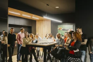 IT tvrtka Q otvara ured u Londonu i istražuje potencijalnu akviziciju jedne londonske kompanije