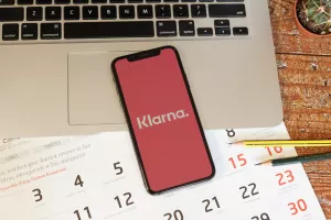 Fenomen Klarna - princip &#39;kupi sada, plati kasnije&#39; zaludio generaciju Z, ali postoji rizik da stvar izmakne kontroli