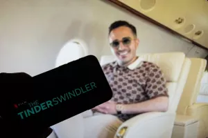 Besramni &#39;Tinder Swindler&#39; na videima za fanove u tri dana zaradio 30 tisuća dolara