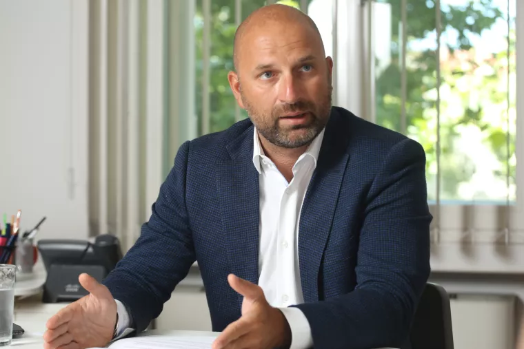 Niti jedan kontejner neće napustiti najfrekventniju kinesku luku Šangaj u sljedeća dva do tri tjedna