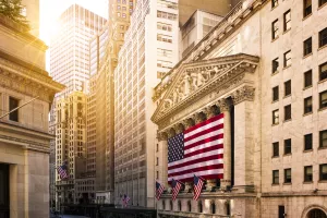 Wall Street porastao nakon nestabilnog trgovanja, Europske burze pale