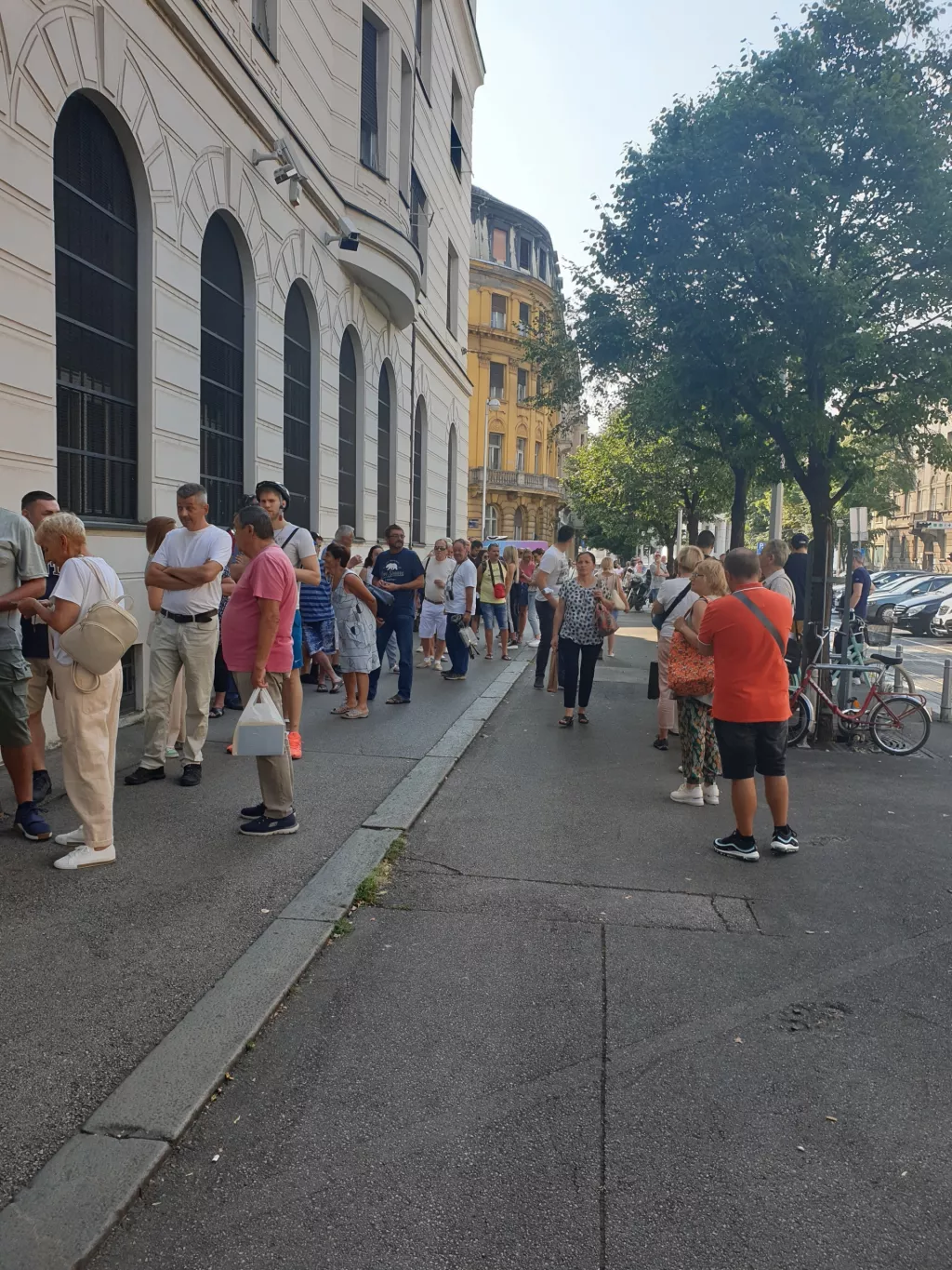 Pred HNB-om podulji red za kupnju prigodne kovanice od 25 kuna