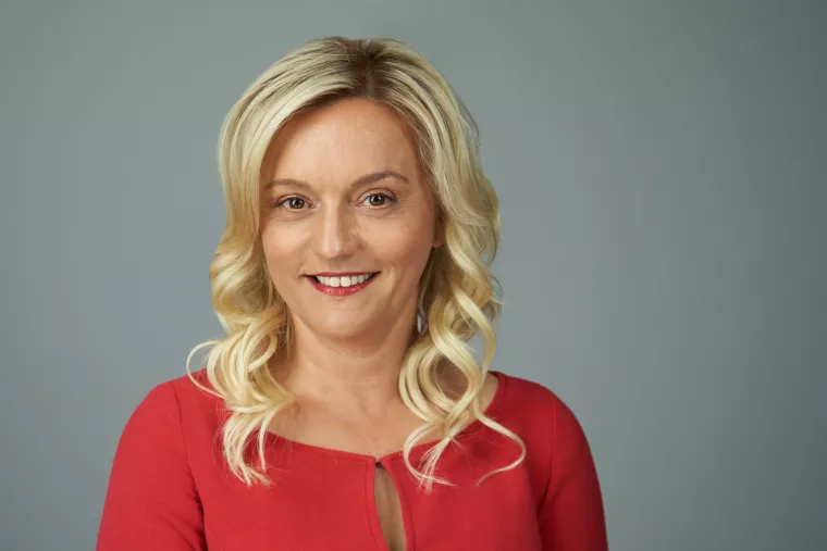        Sanela Dropulić, <br>futurologinja poduzetništva i socioloških odnosa:<br>- Svijet se mijenja, a obrazovanje mu se nije prilagodilo. Ni vremenu koje rapidno prolazi, ni uvjetina u kojima živimo. Mnoga djeca nauče stvari koje im nikada neće trebati kasnije u životu. Neprilagođenost obrazovnog sustava danas je boljka broj jedan prilikom izbora zanimanja<br>