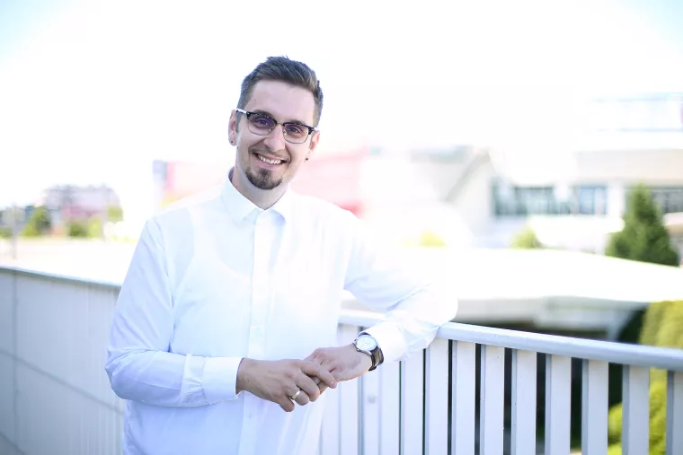Tino Šokić,<br>konzultant za kribernetičku sigurnost DobarDan.net i tvrtke CNV-IBIS:<br> - Ključni mehanizmi za zaštitu poslovanja mogu se realizirati u tri koraka: prvi je identifikacija osoba, imovine i procesa tvrke. Drugi korak je odabir mjera; tehničkih, organizacijskih i zakonskih te alate za provođenje zaštite, a treći je kontinuirano testiranje i provjera implementiranog<br>
