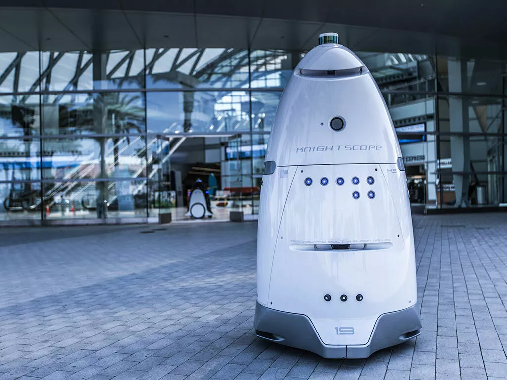 Newyorška policija planira u patrole zasada uključiti robota zvanog K5 koji je stvorila kompanija Knightscope. Taj je robot na kotačima težak više od 180 kilograma i nešto viši od 1,5 metra i izgleda gotovo filmski - kao R2-D2 