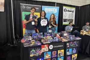 Mihael Gelo, Albert Gajšak<br>CircuitMess na New York Toy Fairu