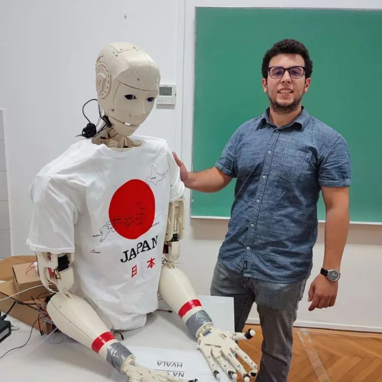 Student elektrotehnike računarstva Karlo Džafić iz Rijeke kreirao je Timmya Harteru, s pomoću 3D ispisa više od 400 dijelova tog robota koji je u otvorenom kodu plasirala platforma InMoov. Objasnio je kako proces razvoja takvog humanoidnog robota zahtijeva poznavanje puno područja od mehanike, elektronike pa sve to programiranja 
