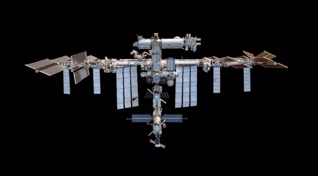 Međunarodna svemirska stanica smještena je na visini od otprilike 420 kilometara iznad Zemlje i obiđe je približno 90 minuta. Ta grdosija težine 400 tona i dužine 70 metara, uskoro će ugostiti zadnje astronaute i znanstvenike jer se godina razgradnje ili rastavljanja pomalo bliži