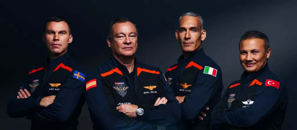 Axiom Space svoju svemirsku stanicu planira postaviti 2026. U fokusu je od siječnja kada je na Međunarodnu svemirsku stanicu poslala misiju Ax-3 u kojoj su, s lijeva, Šveđanin Marcus Wandt - član pričuve astronauta Europske svemirske agencije i specijalist u misiji;, zapovjednik Michael López-Alegría - bivši NASA-in astronaut, veteran koji ima španjolsko i američko državljanstvo; pilot Walter Villadei - talijanski vojni časnik te Turčin Alper Gezeravcı koji također nosi titulu specijalista u misiji <br><br>