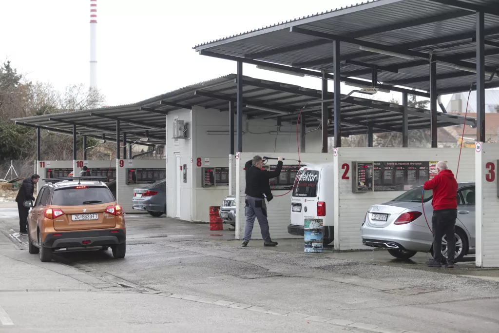Samoposluzna autopraona u Golikovoj ulici.