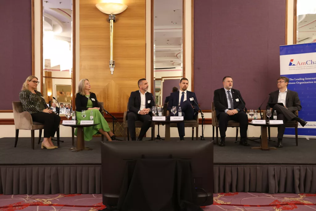 Tajana Hašperger, Renata Vujasinović, Mislav Galler, Gordan Vidić, Bernard Gršić<br>AmCham konferencija Digitalna Europa