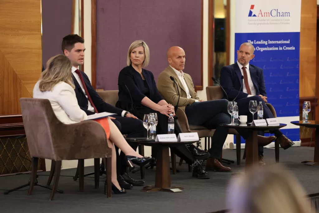 Andrea Doko Jelušić, Karlo Ressler, Andrea Čović Vidović, Joško Mrndže, Vedran Bajer<br>AmCham konferencija Digitalna Europa