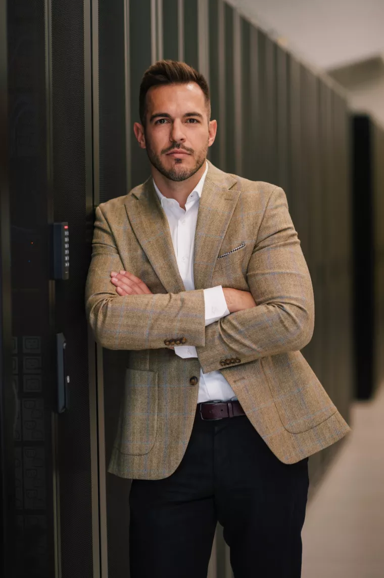 Filip Olujić kaže kako računalna infrastruktura za AI sustave troši znatno više električne energije od klasične, pa će energetski kapaciteti podatkovnih centara po četvornom metru prostora eksponencijalno rasti