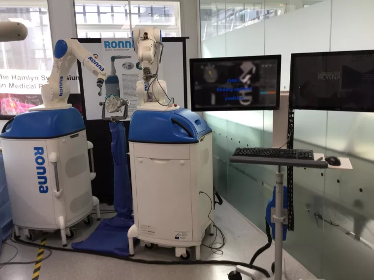 Neurokirurški robot Ronna G4 redovito operira uz kirurge. Osmislili su ga prof. dr. sc. Bojan Jerbić, robotičar sa Zavoda za robotiku i automatizaciju proizvodnih sustava Fakulteta strojarstva i brodogradnje Sveučilišta u Zagrebu, i doc. dr. Darko Chudy iz Kliničke bolnice Dubrava 