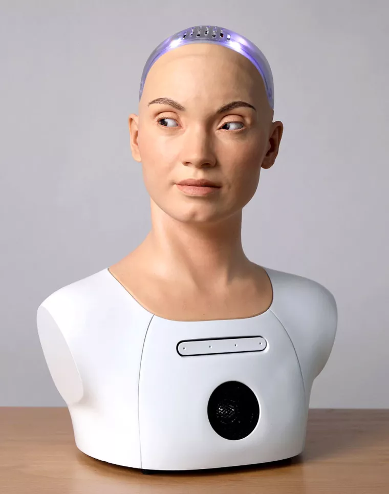 Navodno je Ameca, proizvod američke tvrtke Engineered Arts, najnapredniji AI robot u svijetu. Ima ugrađene mikrofone, kamere u očima i na prsima te softver za prepoznavanje lica putem kojeg komunicira s ljudima. Pokreće ga AI, motorizirane su mu ruke, prsti, vrat i crte lica. Kognitivne sposobnosti Amece pojačane su integracijom s OpenAI GPT-3 i GPT-4 jezičnim modelima te razumije i odgovara na pitanja, priča viceve, oponaša glasove slavnih ili poznatih televizijskih likova, pleše i vodi zanimljive razgovore, te razgovora s novinarima. No dok razvoj tehnologije ne omogući da se savršeno utjelovi, živi ponajprije kao digitalna platforma