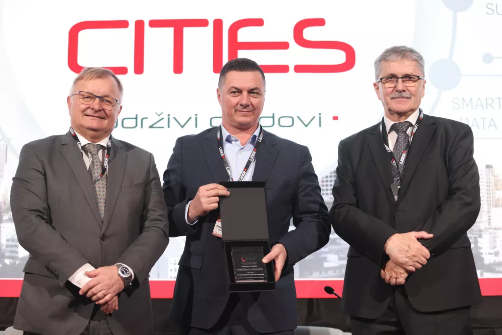 Smart cities 2025.Dodjela nagrada za inovacije i najbolju praksu gradova.Željko Turk, Zvonimir Novosel, Miodrag Šajatović.