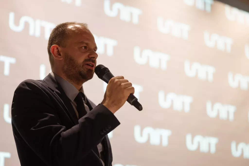 Ivan BešlićCisex postao Unit