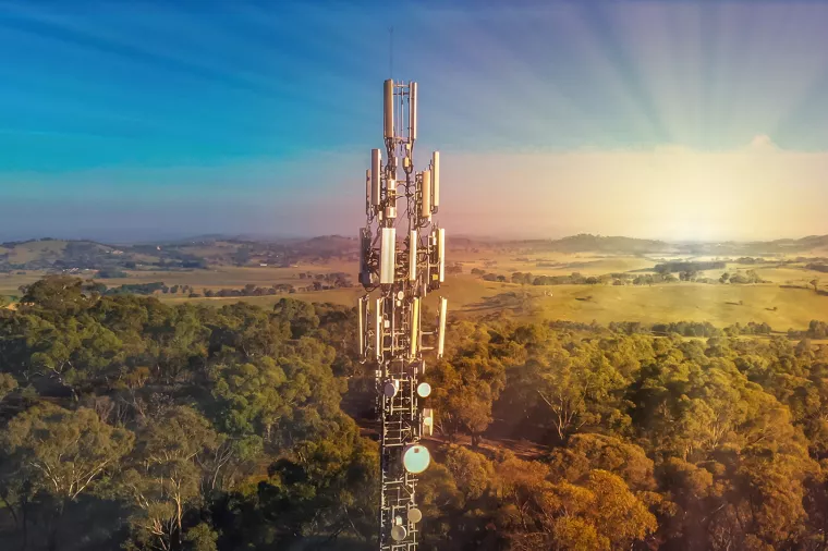 Zakonom Europske unije o gigabitnoj infrastrukturi određuje se da vlasnici zemljišta moraju iznajmiti toranjskim tvrtkama zemlju za postavljanje tornjeva pod 'poštenim i razumnim uvjetima'