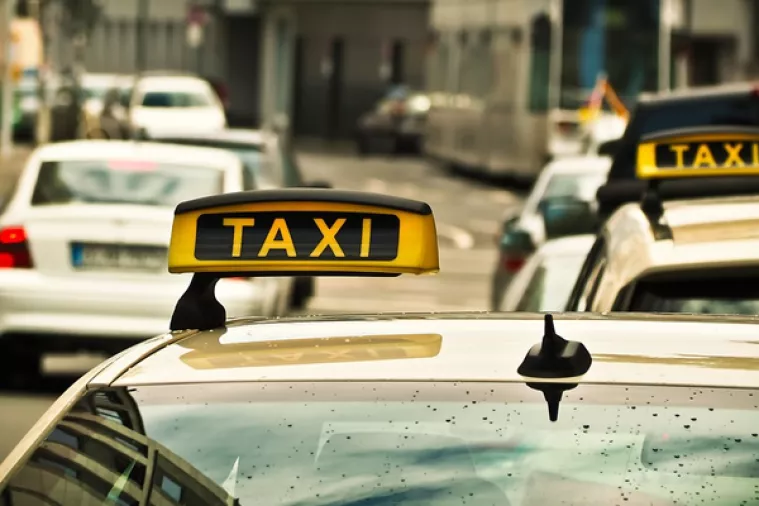 HOK predlaže rješenja za uvođenje reda u taksi djelatnost