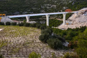 Peljesac, 080222. Gradiliste pristupnih cesta za Peljeski most. Vijadukt Prapratno nalazi se kod mjesta Prapratno na dionici koju gradi grcka tvrtka Avax. Celicna konstrukcija izradjena je u splitskom brodogradilistu Brodosplit.Na fotografiji: vijadukt PrapratnoFoto: Tom Dubravec/CROPIX
