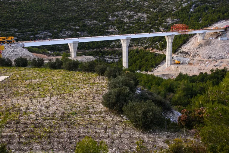 Peljesac, 080222. Gradiliste pristupnih cesta za Peljeski most. Vijadukt Prapratno nalazi se kod mjesta Prapratno na dionici koju gradi grcka tvrtka Avax. Celicna konstrukcija izradjena je u splitskom brodogradilistu Brodosplit.Na fotografiji: vijadukt PrapratnoFoto: Tom Dubravec/CROPIX