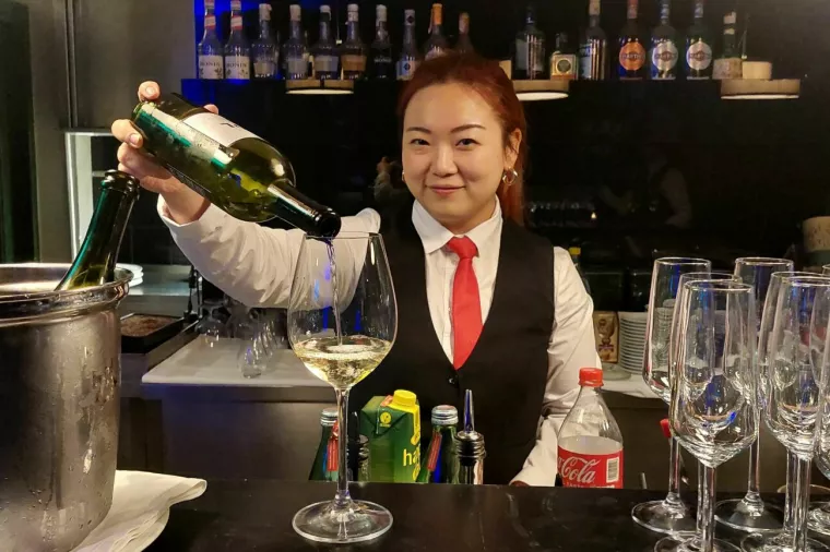 Tajlanđanka Pimpitcha, nadimka Shampoo, došla je u Hrvatsku došla na poziv prijateljice koja ima dečka u Hrvatskoj. S obzirom na to da dobro priča engleski, lako se uklopila i navečer izlazi van sa svojim hrvatskim kolegama i prijateljima u klubove i kafiće poput Boogalooa ili Alcatraza