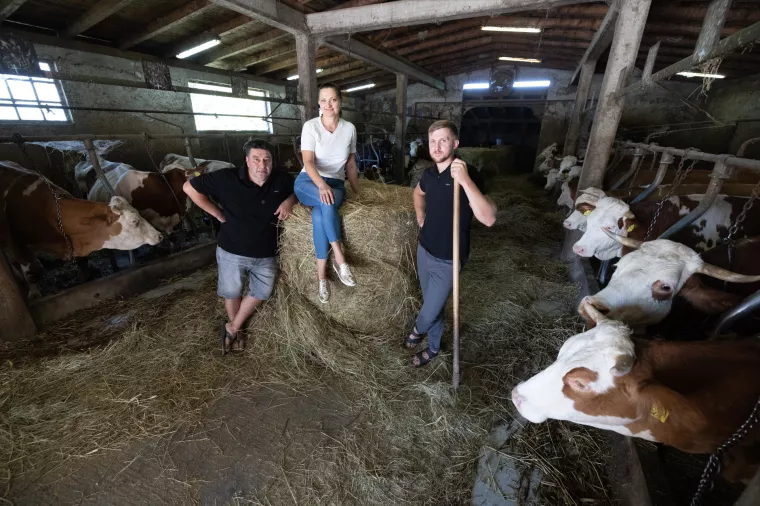 Savjetodavna služba Ministarstva poljoprivrede u Zagrebačkoj županiji.Željko Zadravec, Romina Zadravec i Domagoj Čutura na farmi krava u Kusanovcu.