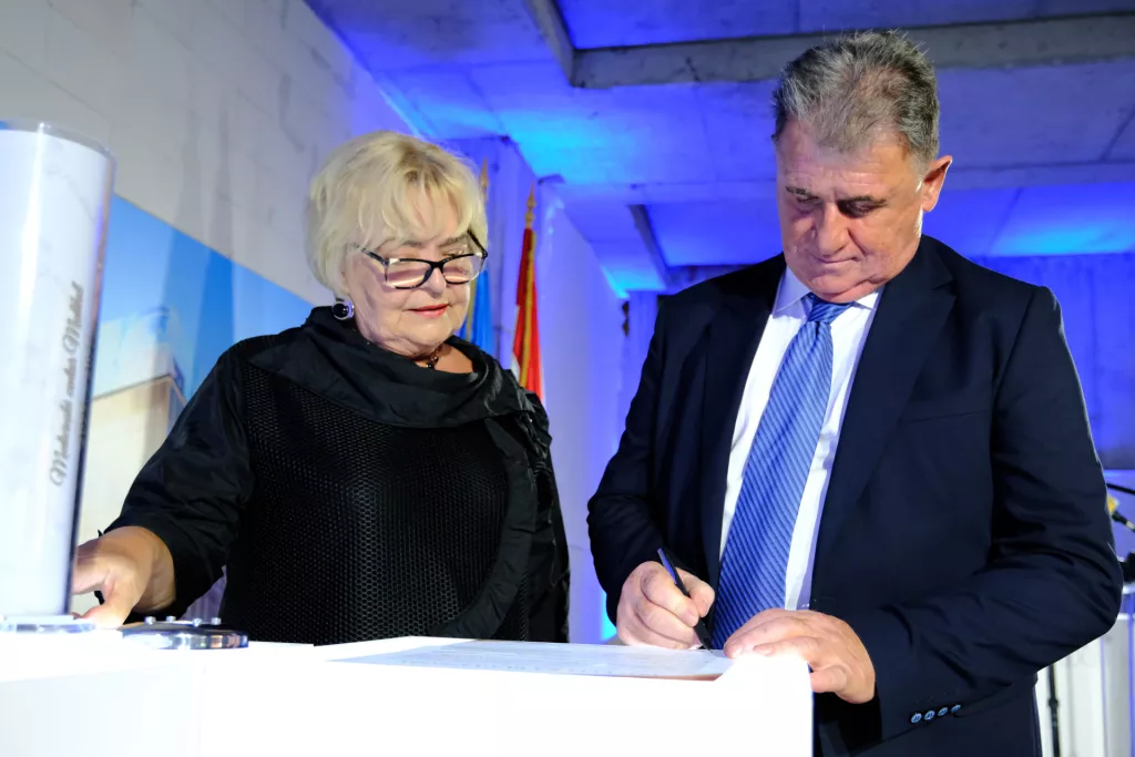Ivanka Trstenjak Rajković i Ivan Rajković potpisuju Povelju za Budućnost