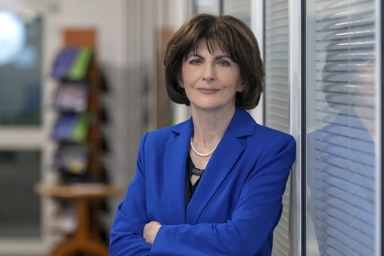 Gordana Kovačević,predsjednica Ericssona Nikole Tesle:Zalažemo se i za porezno rasterećenje, posebno visokokvalificiranih stručnjaka s većim plaćama- Trži&scaron;no liderstvo u području telekoma i dalje ćemo graditi na pouzdanim i energetski učinkovitim rje&scaron;enjima i uslugama za kupce. Nastaviti ćemo raditi na tome da i dalje budemo partner izbora za platformska rje&scaron;enja za digitalnu transformaciju u odabranim vertikalama, uz &scaron;irenje na nova područja te omogućavati provođenje učinkovite i sveobuhvatne digitalne transformacije &scaron;to je jedan od značajnih preduvjeta za daljnji napredak dru&scaron;tva. Na&scaron; razvojno-istraživački centar te ekspertni centri za rje&scaron;enja i usluge iznimno su cijenjeni od strane Ericssona i na&scaron;ih kupaca. Cilj nam je i dalje biti u vrhu po operativnoj izvrsnosti, kompetencijama i inovativnosti kako u strate&scaron;ki važnim razvojno-istraživačkim područjima tako i u isporuci rje&scaron;enja i usluga za na&scaron;e kupce. Daljnji rast temeljimo na kvalitetnim isporukama i kompetencijama na&scaron;ih stručnjaka uz kori&scaron;tenje najnovijih tehnologija poput umjetne inteligencije i strojnog učenja. Nastavljamo ulagati u razvoj novih proizvoda, nove poslovne segmente i kupce, razvoj informacijsko-komunikacijskih rje&scaron;enja baziranih na najnovijim tehnologijama, diverzifikaciju poslovanja, kompetencije na&scaron;ih zaposlenika i digitalnu transformaciju Ericsson Nikola Tesla Grupe. Nastavljamo jo&scaron; intenzivniju primjenu umjetne inteligencije u kreiranju novih poslovnih prilika i povećanju interne učinkovitosti. Na&scaron;a dugogodi&scaron;nje praksa nefinancijskog izvje&scaron;tavanja u integriranom godi&scaron;njem izvje&scaron;taju o poslovanju pomaže nam u ostvarenju ESG standarda zbog jasne opredijeljenosti za dru&scaron;tveno odgovorno poslovanje kao strate&scaron;ke odrednice, kao i dostupnosti povijesnih podatka u kategorijama korporativno upravljanje, dru&scaron;tvo i okoli&scaron;. Kvalitativni iskorak u procesu prikupljanja i analitici podataka i unaprjeđenju internih procesa vezano za ESG izvje&scaron;tavanje već smo napravili time &scaron;to su na&scaron;i stručnjaci razvili ESG data management modul koji nam pomaže pri učinkovitoj prilagodbi novih zahtjeva. Nužno je imati predvidive i jasne financijske politike, posebice poreznu politiku, s obzirom na to da, primjerice, uvođenje dodatnih poreza na dobitak može značajno utjecati na poslovne rezultate. Zalažemo se i za porezno rasterećenje, posebno visokokvalificiranih stručnjaka s većim plaćama, kao preduvjeta da najkvalitetnija radna snage ostane u RH. Vezano uz telekom regulativu, važno nam je slijeđenje preporuka EU, prije svega vezano uz kibernetičku sigurnost. Jako važno je intenzivnije provođenje Nacionalnog plana oporavka i otpornosti &scaron;to će omogućiti bržu digitalizaciju javnog i privatnog sektora te veću konkurentnost Hrvatske.