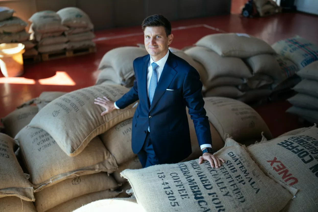 Ivan Artuković,direktor Francka:Djelujemo u skladu s načelima održivog poslovanja - Globalna nestabilnost koja je u pro&scaron;loj godini dovela do složenih uvjeta poslovanja, od energetske krize do rasta tro&scaron;kova većine na&scaron;ih strate&scaron;kih sirovina te nastavka pote&scaron;koća u dobavnim lancima u cijelom svijetu, potvrdila je na&scaron;u spremnost brze prilagodbe promjenama i neizvjesnom trži&scaron;nom okruženju. U Francku smo spremni za daljnji rast temeljen na beskompromisnoj kvaliteti na&scaron;ih proizvoda &scaron;to nam je prioritet, i naravno, zahvaljujući na&scaron;im ljudima koji su osigurali dobru operativnu učinkovitost, kao i ulaganjima u digitalizaciju, modernizaciju na&scaron;ih pogona i predanost održivom poslovanju. Ukupno gledajući, zadržali smo lidersku poziciju u izrazito dinamičnoj kategoriji mljevene kave s preko 50 posto trži&scaron;nog udjela. U prvih pet mjeseci ove godine bilježimo i rast prihoda u kanalu HoReCa od 15 posto te od ove godine očekujemo oporavak u odnosu na predpademijsko razdoblje. U segmentu kave za van, na&scaron; Franck Snogoo pokazao se kao dobar smjer kojim smo krenuli uz razvoj telemetrije i drugih modernih alata koji omogućavaju i izravnu komunikaciju s potro&scaron;ačima. Potencijal vidimo i u daljnjem jačanju direct-to-consumer pristupa i prodaje &scaron;to realiziramo kroz koncept Franck Experience Storea koje smo pro&scaron;le godine otvorili u Zagrebu i Sarajevu, kao i webshop za trži&scaron;te BiH, te razvoj CRM alata i marketing automatizacije. Franck je jedan od prvih FMCG brendova u regiji, ali i globalno, koji je u marketin&scaron;ku strategiju uključio tzv direct to consumer komunikaciju. Ovo je ujedno i izvrstan primjer kori&scaron;tenja umjetne inteligencije u daljnjem razvoju poslovanja. Istaknuo bih jo&scaron; kako u Francku djelujemo u skladu s načelima održivog poslovanja. Projekti poput Franck Beestroa za čaj, kojim smo uspje&scaron;no angažirali potro&scaron;ače i &scaron;iru javnost dobili su i niz stručnih nagrada. Aktivno radimo i na implementaciji strategije održive ambalaže &ndash; nakon &scaron;to smo u kategoriji čaja uspjeli postići 100 posto reciklabilnu ambalažu, isto nastavljamo i u na&scaron;im ostalim ključnim kategorijama, poput upravo lansirane nove linije plant-based cappuccina. Posebno su nam važni programi dru&scaron;tva International Coffee Partners gdje zajedno s vodećim europskim proizvođačima i trgovcima kavom, nastavljamo pružati podr&scaron;ku aktivnostima za održivost globalnog trži&scaron;ta kave. &Scaron;to se tiče fondova EU, Franck ima niz projekata koji se mogu (su)financirati u sklopu NPPO-a, primarno u području digitalne transformacije i uvođenja novih tehnologija, kao i &scaron;irenja proizvodnih kapaciteta odnosno jačanja industrijske proizvodnje zasnovane na modernim tehnologijama te istraživanju i razvoju. Aktivno pratimo dostupne fondove, no u planu ne postoje značajne prilike za sufinanciranje projekata velikih kompanija. 