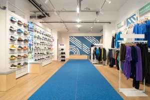 SWOODA dizajnirala prvu trgovinu opremljenu materijalima od recikliranih tenisica