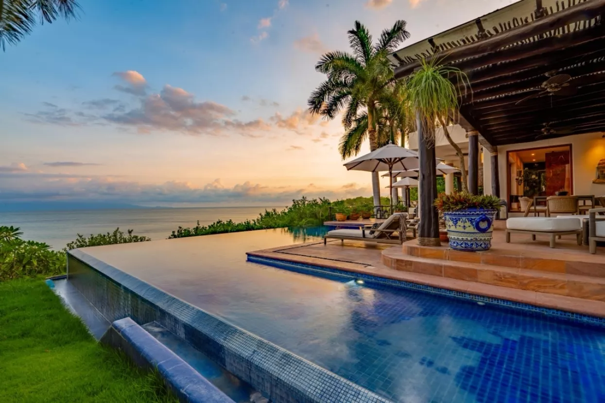 Modeli članstva i pretplate na iskustva trendi su u sektoru turizma. Primjerice, Inspiratov luksuzni klub putovanja članovima omogućuje odmor u luksuznim vilama, hotelima i odmarali&scaron;ta s pet zvjezdica i personaliziranu uslugu putem modela pretplate i članstva. Godi&scaron;nja članarina u visini od 40.000 dolara nudi pristup svjetskoj mreži luksuznih vila i hotela, među kojima Casa Tres Reinas, smje&scaron;tena u maloj zajednici Punta de Mita u Meksiku