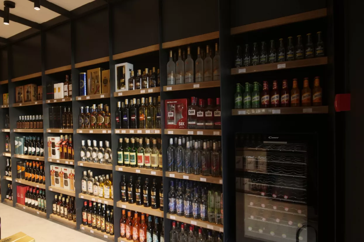 160 godinaUtemeljeno 1862.BADEL 1862, ZagrebBa&scaron;tinik bogate tradicije kompanija Pokorny, Patria, Arko i Badel Vinoprodukt, Badel 1862 postao je sinonim za jaka alkoholna pića u Hrvatskoj i &scaron;iroj regiji. U svom sastavu ima i pet vinarija, a u skladu sa svojim sloganom 'Pij malo, pij dobro', već 16 desetljeća prati potro&scaron;ače kroz najvažnije trenutke u njihovim životima njegujući kulturu uživanja u alkoholnim pićima i vinima. 