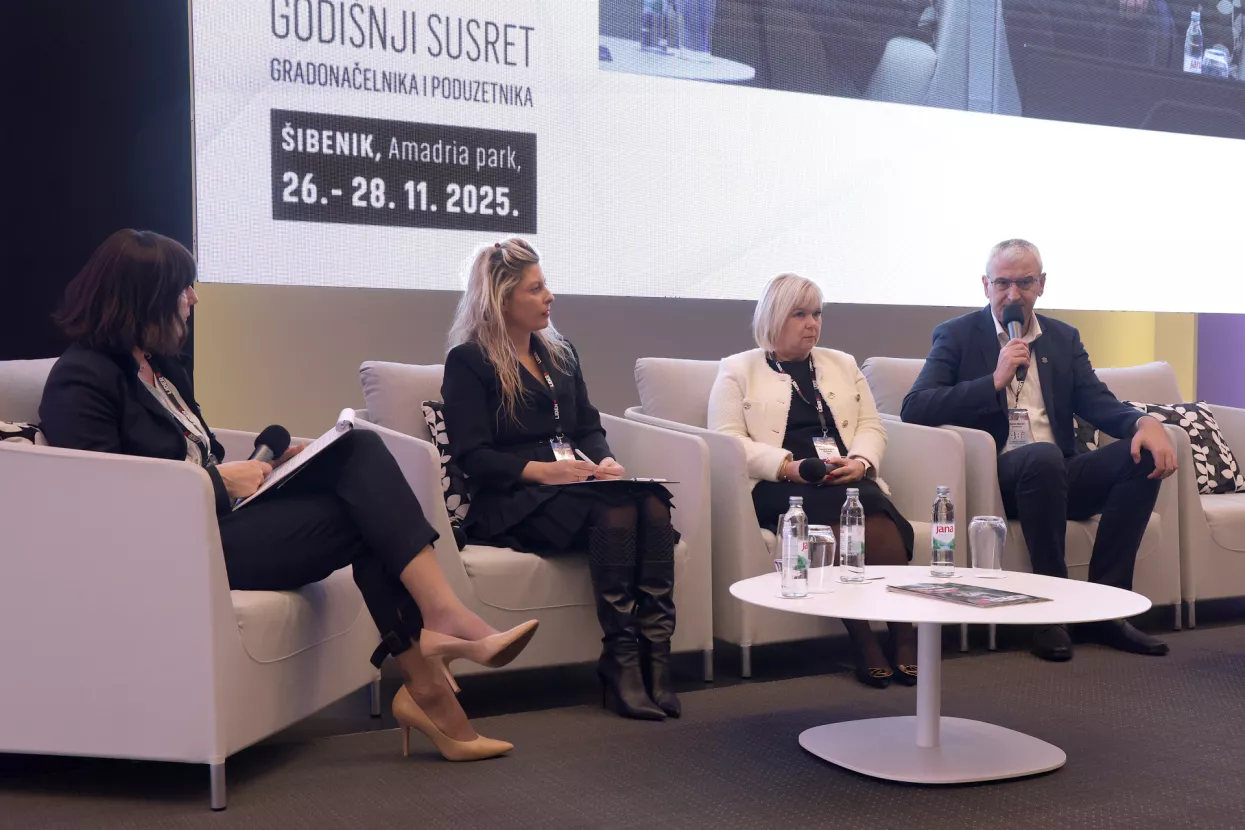 48 sati 2025. Okrugli stol: Budućnost EU fondova. Gordana Gelenčer, Ana Fresl, Suzana Lau&scaron;in Katanec i Damir Mandić